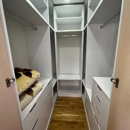 Square 9 * تيرانا