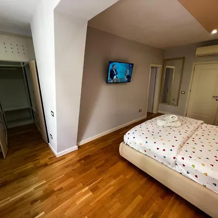 Square 9 * טיראנה